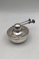 Hukin & Heath 
Sterling Silver 
Spirit Burner 
London 1899  
Measures H 6.5 
cm Diam 8 cm 
Weight ...