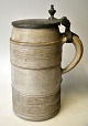 German 
stoneware mug, 
19th century 
Salt-glazed 
stoneware. With 
pewter lid. 
Height: 23 cm.