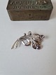 Vintage brooch 
in silver with 
purple stone 
Stamped: 
Sterling - 925 
- Denmark
Measures 27 x 
48 mm.