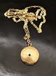 Gilded 
medallion D. 
2.5 cm cm. and 
chain 58 cm. 
subject no. 
552858