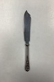 Silver Plated  
Layer Cake 
Knife with 
floral motif. 
Measures 28 cm 
/ 11.03 in.