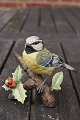 Vogel auf Ast der Vogelbeere, niedliche Figur aus Biscuit