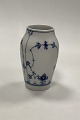 Royal 
Copenhagen Blue 
Fluted Plain 
Vase No 384
Measures 
13,5cm / 5.31 
inch