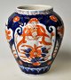 Japanese Imari 
vase, 19th 
century. 
Polychrome 
decorated with 
flowers and Fo 
bird. H.: 11.5 
cm.