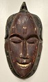 African mask, 
mid 20th 
century. 
Painted wood. 
H.: 25.5 cm.
Provenance: 
Globetrotter, 
journalist ...