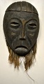 African mask, 
mid 20th 
century. Carved 
wood with jute. 
H.: 40 cm.
Provenance: 
Globetrotter, 
...