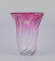 Val St. Lambert, Belgien. Kolossal og imponerende vase i krystalglas. 
Art Deco. Klart og lilla glas. Sjælden model i meget høj kvalitet.