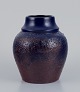 Mari Simmulson (1911-2000) for Upsala Ekeby, Sverige. Keramikvase med glasur i 
blå og brune toner.