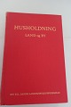 Husholdning Land og By
Det Kgl. Danske Landhusholdningsselskab
Frederiksberg Bogtrykkeri
Hardback
1961 - 8. udgave
Sideantal: 527
God stand