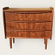 Chest of drawers in teak veneer with rounded corners. Danish modern from the 1960s. Very nice ...