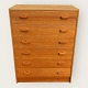Chest of drawers in teak veneer from the 1970s. Has traces of use (see photo). Dimensions: HxWxD ...