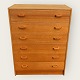 Chest of 
drawers in teak 
veneer from the 
1970s. Has 
traces of use 
(see photo). 
Dimensions: 
HxWxD ...