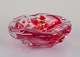 Murano, Italien. Kunstglas skål. Klart og rødt glas. Luftbobler indvendigt.
