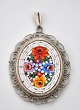 Millefiori 
micro mosaic 
pendant. 20th 
century Italy. 
With metal 
mounting. L: 6 
cm incl. the 
cousin.