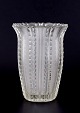 René Lalique (1860-1945), Frankrig. Stor Art Deco kunstglasvase i matteret og 
klart glas. Tidlig model.