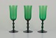 Simon Gate for Orrefors, Sverige. Tre ”Salut” champagneglas i grønt mundblæst 
kunstglas.