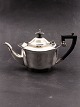 Silver plated 
English teapot 
L. 27 cm. nice 
condition item 
no. 558219