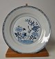 Chinese blue 
painted plate, 
approx. 1780. 
Decorated with 
flowers and 
cranes. Dia.: 
22.7 cm.
NB: ...