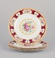 Royal Albert, England. Et sæt fire ”Lady Hamilton” middagstallerkner med 
polykrome blomstermotiver. Gulddekoration.