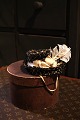 Fantastically fine, old doll's hat in fine quality fabric with matching hat box. Hat H: 7cm. ...