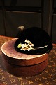 Fantastically 
fine, old 
doll's hat in 
fine quality 
fabric with 
matching hat 
box. Hat H: 
7cm. ...