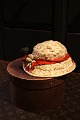 Fantastically fine, old doll's hat in fine quality fabric with matching hat box. Hat H: 8cm. ...