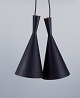 Et par Tom Dixon, Beat Light Tall pendler, udført af hammerslået metal belagt 
med mat legering.