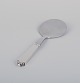 Georg Jensen 
Pyramid serving 
spade in 
sterling silver 
and stainless 
steel.
1933-1944 ...