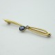 A. Dragsted 
guld smykke.
A. Dragsted; 
Broche af 14 
kt. guld med 
safir og 
diamant.
L. 4,5 ...