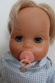 Doll from the 1950-years
Tiny Tears Doll"
H: about 31cm
Stamp behind: Made in England 12B
Able to open/close eyes
Comes with a teat/dummy, a feeding bottle and some cloth
In a good condition