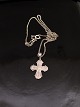 Dagmar cross 
830s 1.8 x 2.3 
cm. and chain 
830s 42 cm. 
subject no. 
568091