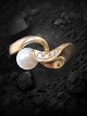 Per Borup gold ring. 14 carat with pearl and 4 brilliant cut diamonds