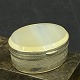 Length 4 cm.
Height 2 cm.
Fine oval pill 
box with sides 
in 
silver-plated 
brass and white 
...