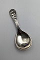 Evald Nielsen 
Sølv No. 04 
Silver Sugar 
Spoon
Measures 10.5 
cm (4.13 inch)
