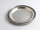 Kronen. Silver 
bottle tray 
(830). Diameter 
14.5 cm