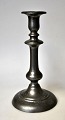 English pewter candle stick, 19th century. Round foot with decorations, profiled stem. H.: 22.5 cm.