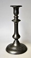 English pewter 
candle stick, 
19th century. 
Round foot with 
decorations, 
profiled stem. 
H.: 22.5 cm.