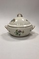 Bing and 
Grøndahl Hermod 
Tureen No. 5. 
Measures 18 cm 
x 26 cm / 7.09 
in. x 10.24 in. 
with handle.