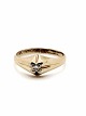 14k guldring 
med 0,02 ct 
brillant
Ringstørrelse 
55
Ref. A1286