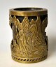 Chinese brush 
cup in bronze 
and brass, 19th 
century. 
Exterior bronze 
with holes. 
Decorations ...