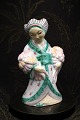 L. Hjorth glaseret keramik figur af geisha.
(L. Hjorth 529)
Design Gertrud Kudielka...