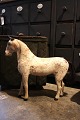 Dekorativ svensk 1800 tals træ hest med afskrabet original farve og med en super 
fin patina...