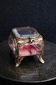 Antikt Fransk smykkeskrin i bronze og facetslebne glas og silkepude i bunden...