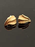 8 carat gold ear studs