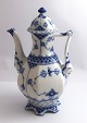 Royal 
Copenhagen. 
Blue Fluted, 
Full lace. 
Mocha pot. 
Model 1030. 
Height 22 cm. 
(2 quality)