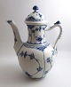 Royal 
Copenhagen. 
Blue Fluted, 
half lace. 
Coffee pot. 
Model 519. 
Height 25 cm. 
(1 quality)