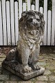 Stor , dekorativ gammel løve i sandsten med fin patina af vind & vejr.
H: 66cm...