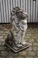 Stor , dekorativ gammel løve i sandsten med fin patina af vind & vejr.
H: 63cm...