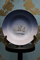 Bing & Grøndahl lille dyb tallerken med grønlandske motiver 
og guldkant. 
Isbjørne / Nannut...