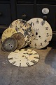 Dekorative , 
gamle urskiver 
med fin gammel 
patina.
1) SOLGT !
2) Dia.: 28cm. 
- PRIS: 250 ...